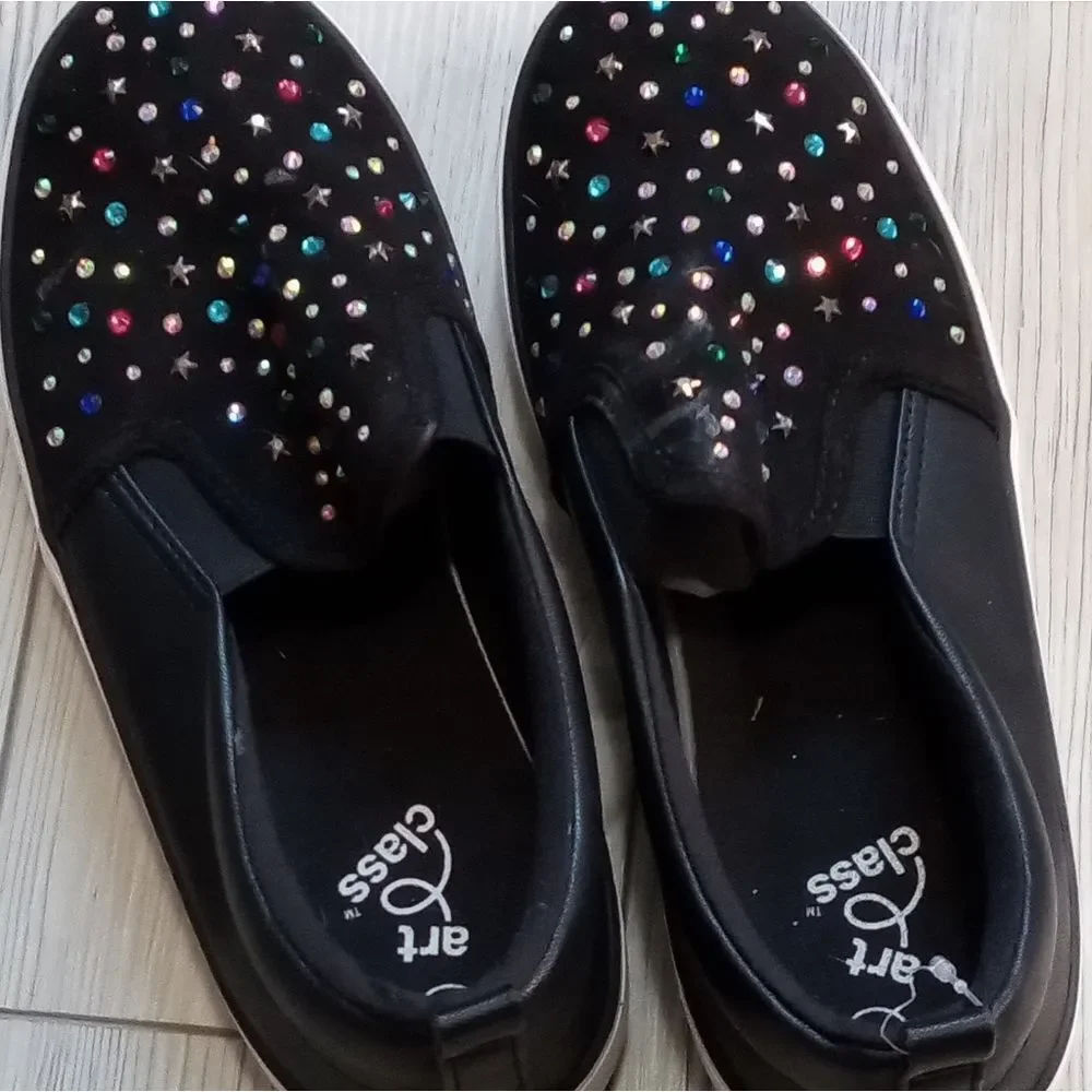 (18-3971)  Art Class Shoes Sz 5